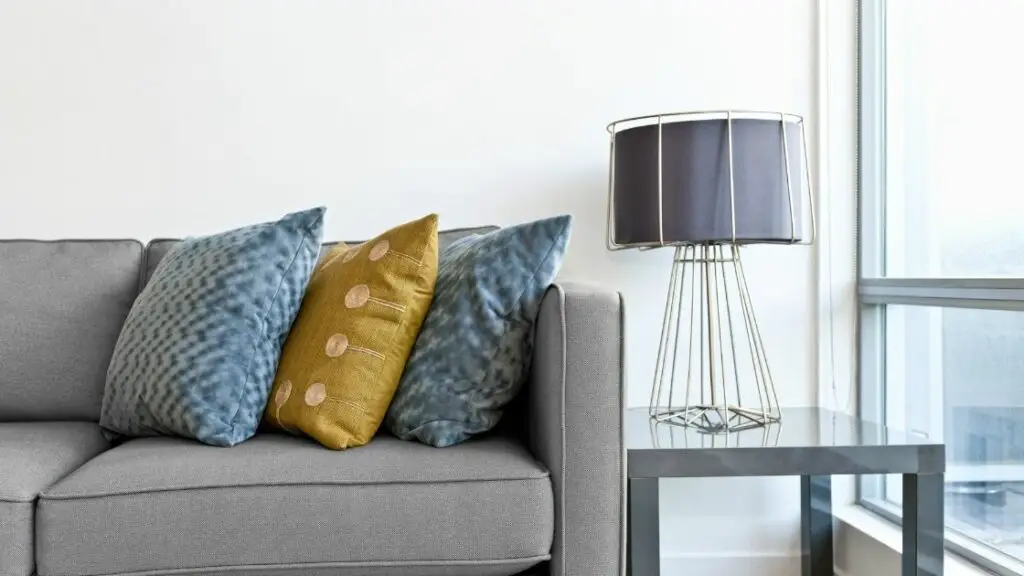 Wire cage table lamp