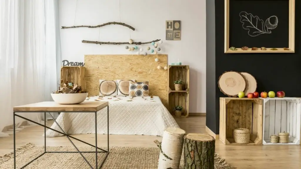 The white walls and the many wooden accessories give this room a warm, inviting feel.  Wooden crates provide storage and shelving.  There are even logs used for decoration.
