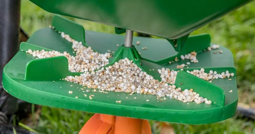 How To Apply An Organic Fertilizer To Your Lawn