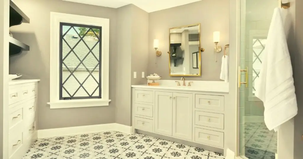 How to choose the right type of glass for your bathroom windows