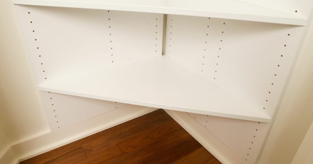 How to Attach Closet Shelves to a Corner