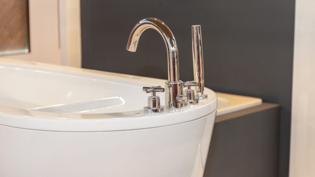 How to choose the perfect finish for your bathtub faucet